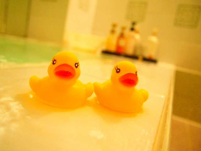 【お風呂遊び】お風呂嫌いな子も寄っといで！水風船で遊ぼう♪